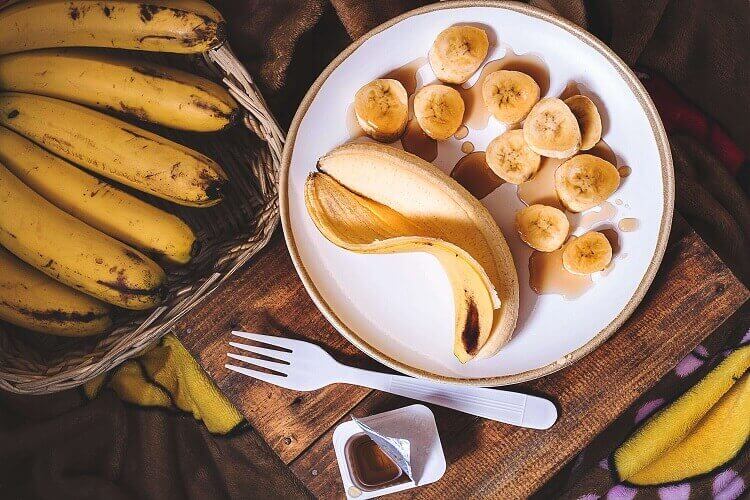 plate full of bananas